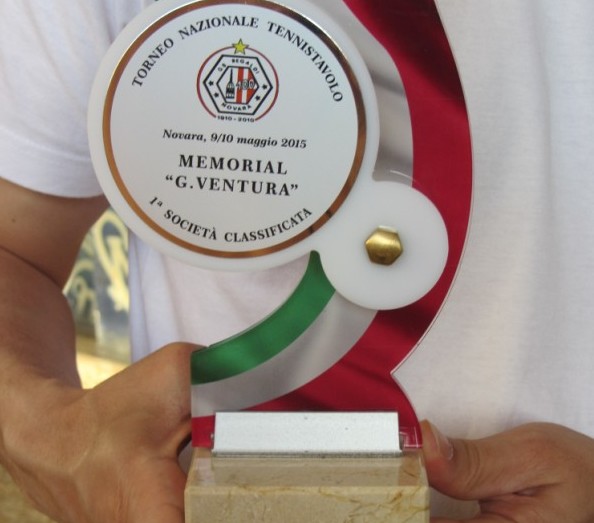 Memorial Ventura 2015 Novara il trofeo al TT. Novara 1^ soc. classificata (600 x 600)